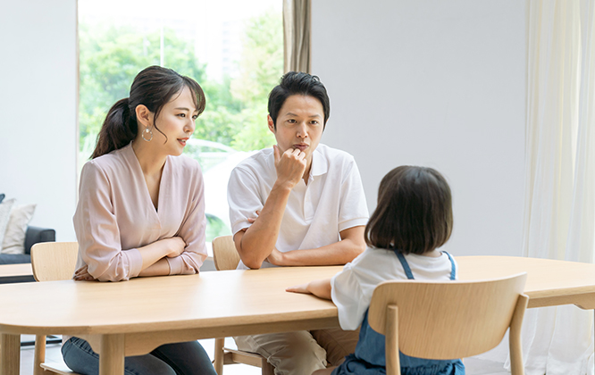 開けっ放しの窓や子供一人での外出など夏特有のリスクと防犯対策